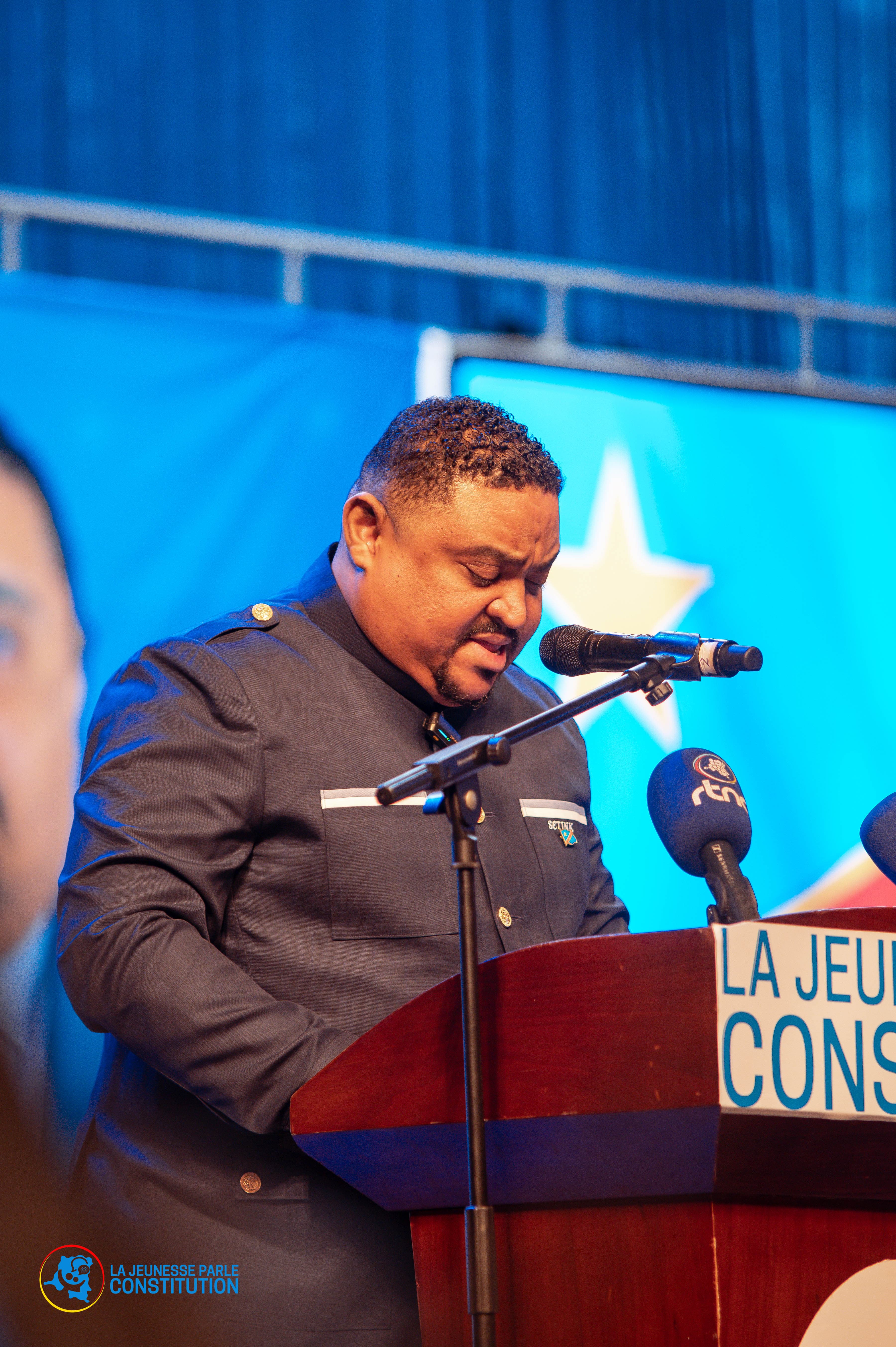 Serge ETINKUM ANZA au pupitre lors du lancement de la campagne